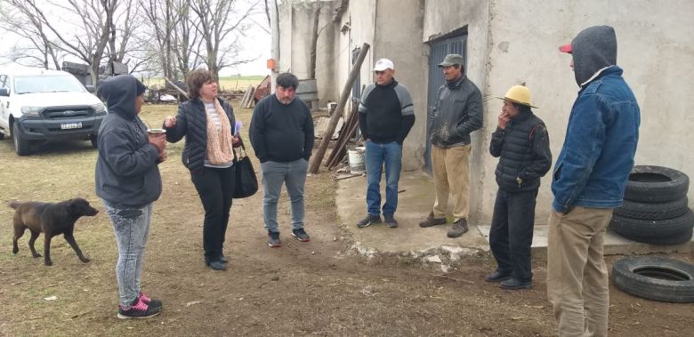 Trabajadores en condiciones precarias en cercanías de Alejandro Roca