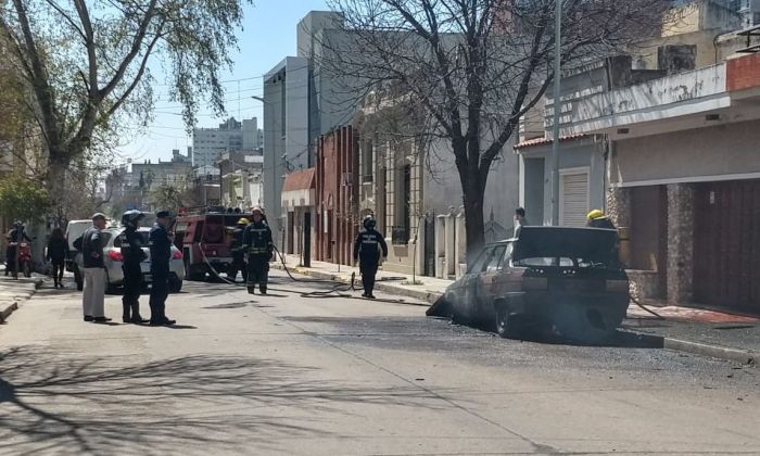 Incendio de automóvil en el centro de la ciudad