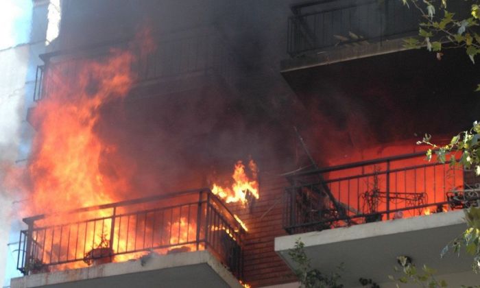 Estaba quemando las cartas de amor de su ex novio pero terminó incendiando el departamento entero