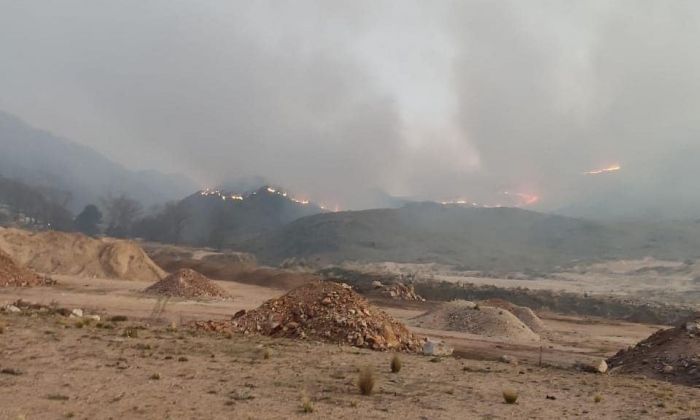 Río de los Sauces: 180 bomberos y 6 aviones hidrantes combaten el incendio