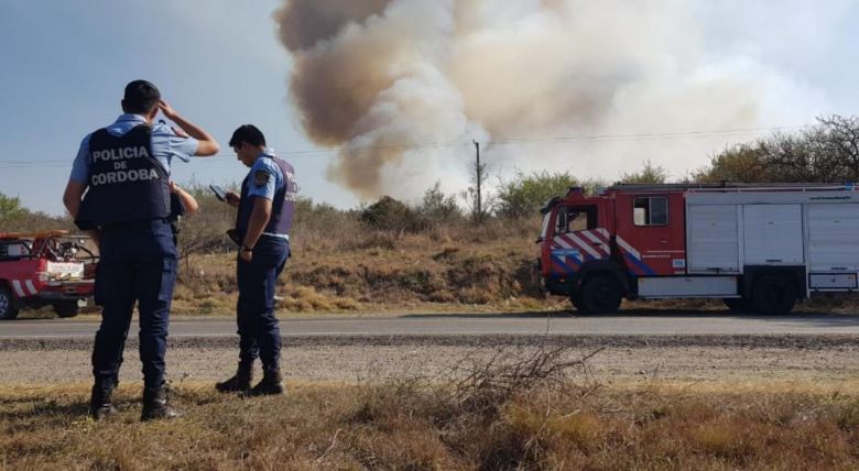 Descontrolado, bomberos combaten un voraz incendio en Villa Carlos Paz