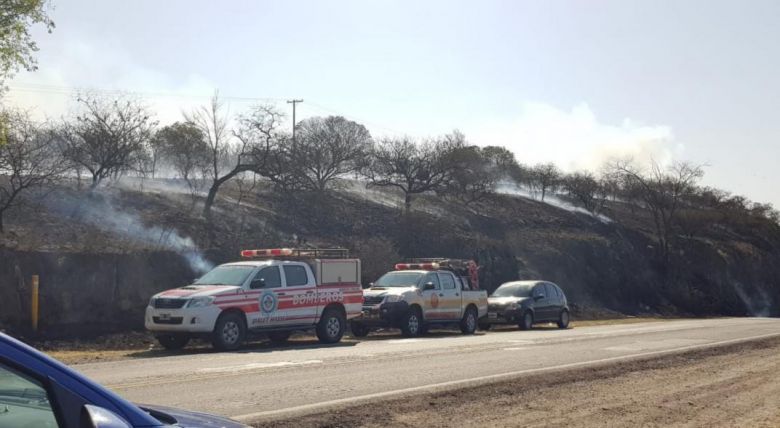 Descontrolado, bomberos combaten un voraz incendio en Villa Carlos Paz