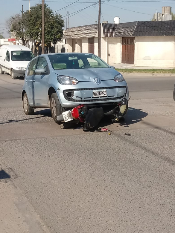 En un siniestro vial un auto quedó encima de una moto