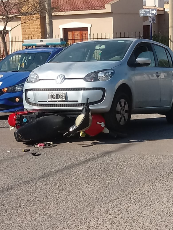 En un siniestro vial un auto quedó encima de una moto