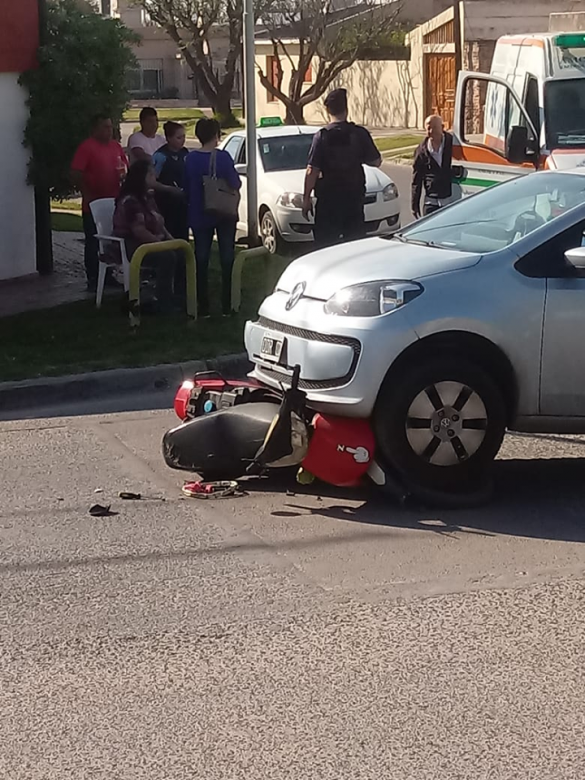 En un siniestro vial un auto quedó encima de una moto