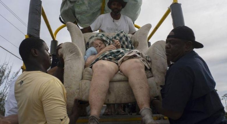 Tiene 85 años y sobrevivió tres días flotando en un sillón, tras el paso del huracán Dorian