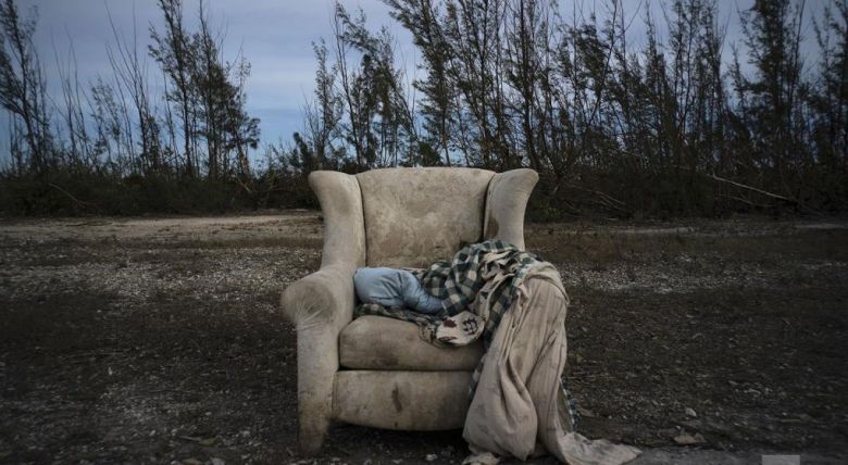 Tiene 85 años y sobrevivió tres días flotando en un sillón, tras el paso del huracán Dorian