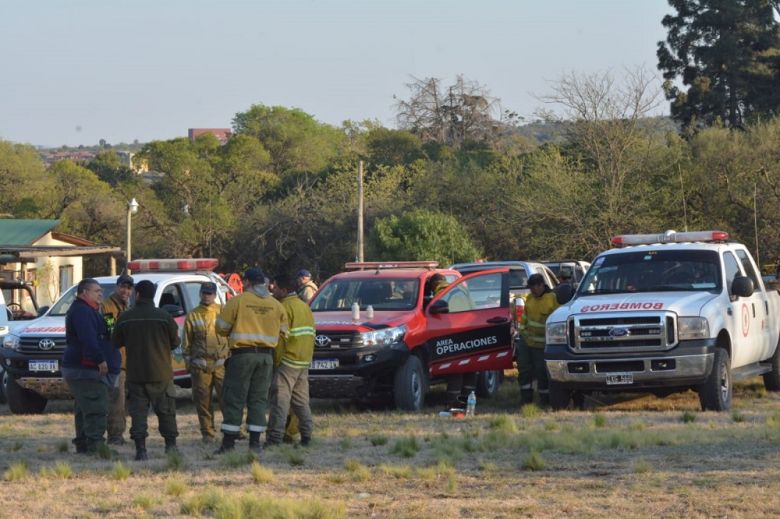 Fue controlado en un 60% el incendio en Villa Giardino: aún hay 10 evacuados