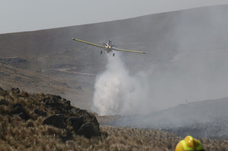 Fue controlado en un 60% el incendio en Villa Giardino: aún hay 10 evacuados