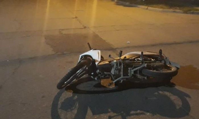 Colisionaron un auto y una moto en barrio Alberdi