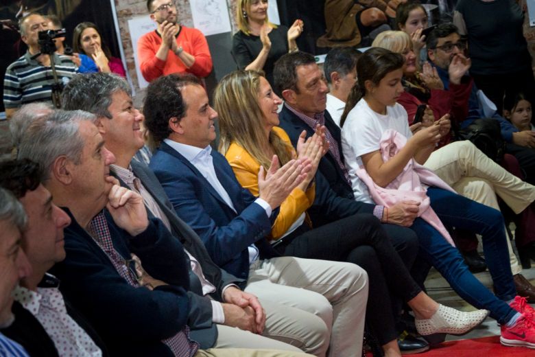 Llamosas inauguró la Feria del Libro en el renovado Galpón Blanco