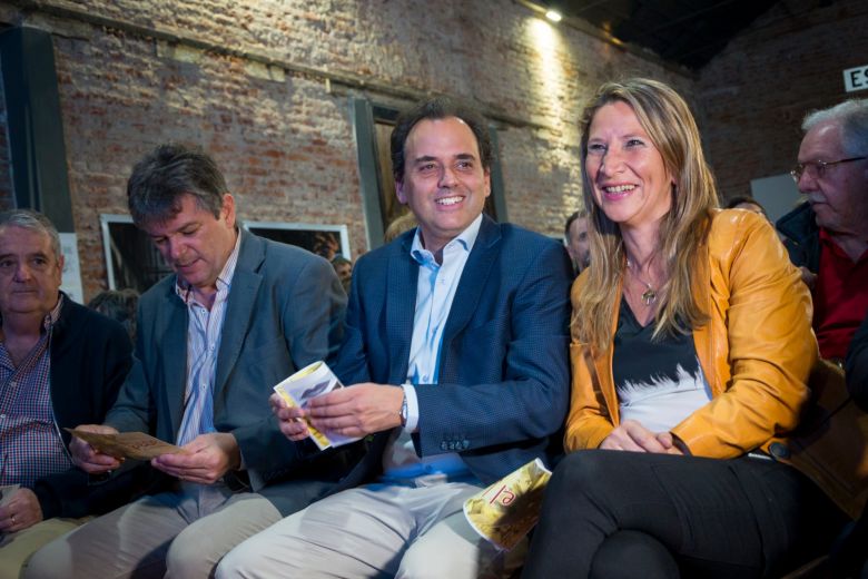 Llamosas inauguró la Feria del Libro en el renovado Galpón Blanco