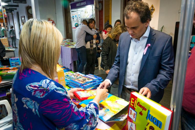 Llamosas inauguró la Feria del Libro en el renovado Galpón Blanco