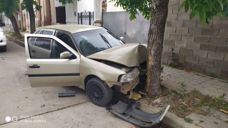 Dos jóvenes heridos al chocar contra un árbol