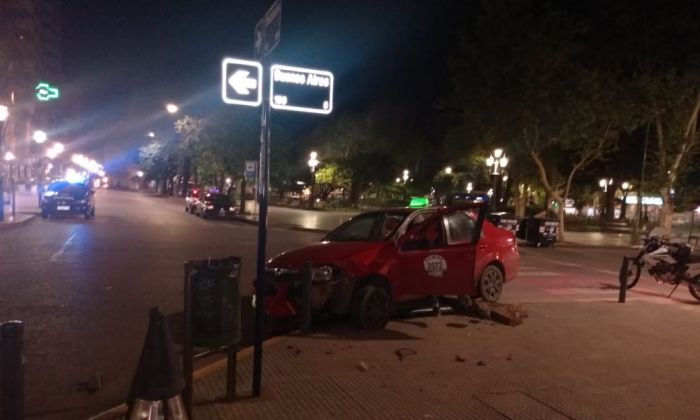 Chocó contra una columna de alumbrado en plaza Roca