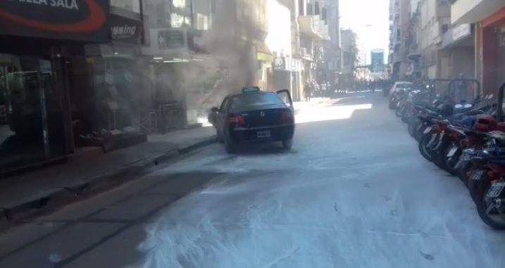 Vehículo en llamas en el microcentro de la ciudad