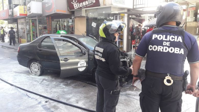 Vehículo en llamas en el microcentro de la ciudad