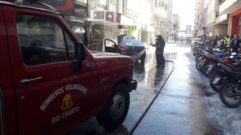 Vehículo en llamas en el microcentro de la ciudad