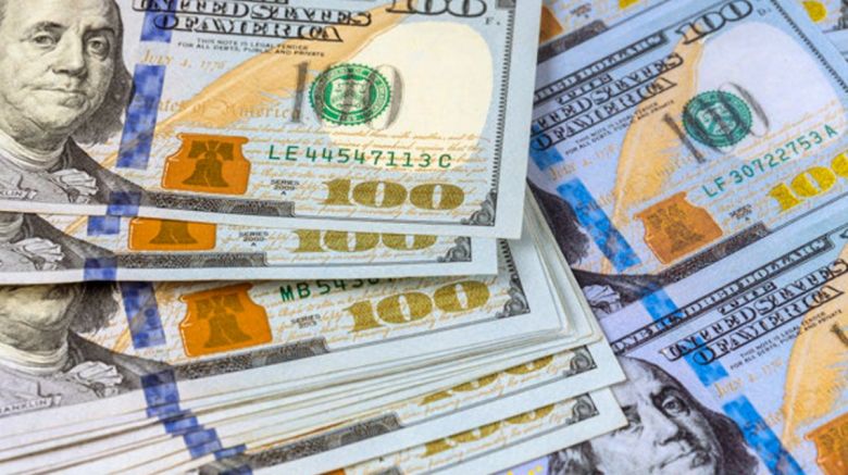 El dólar anotó su décima suba consecutiva y roza los $61