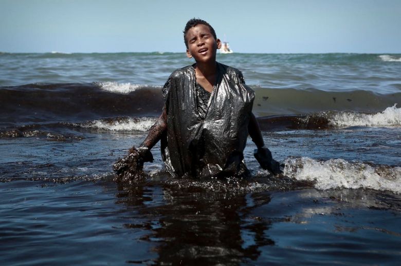 La icónica imagen que retrata el desastre del petróleo en las playas de Brasil