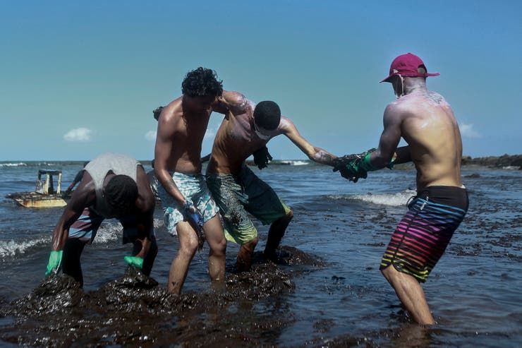 La icónica imagen que retrata el desastre del petróleo en las playas de Brasil