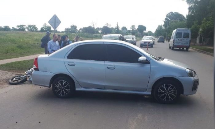 Un motociclista debió ser trasladado al hospital con graves heridas tras colisionar con un auto