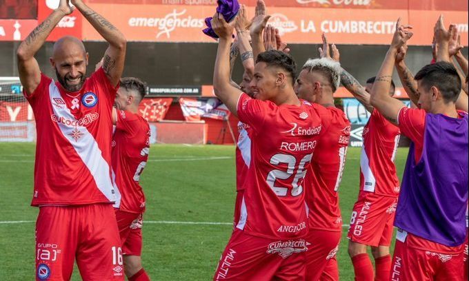 Argentinos es el único líder de la Superliga