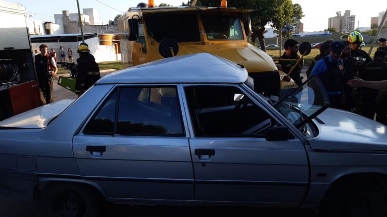 Violento choque entre un camión de caudales y un automóvil: dos heridos