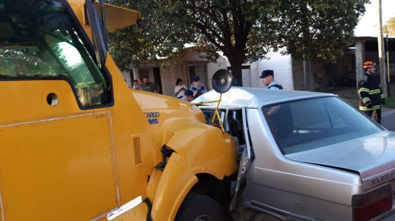 Violento choque entre un camión de caudales y un automóvil: dos heridos