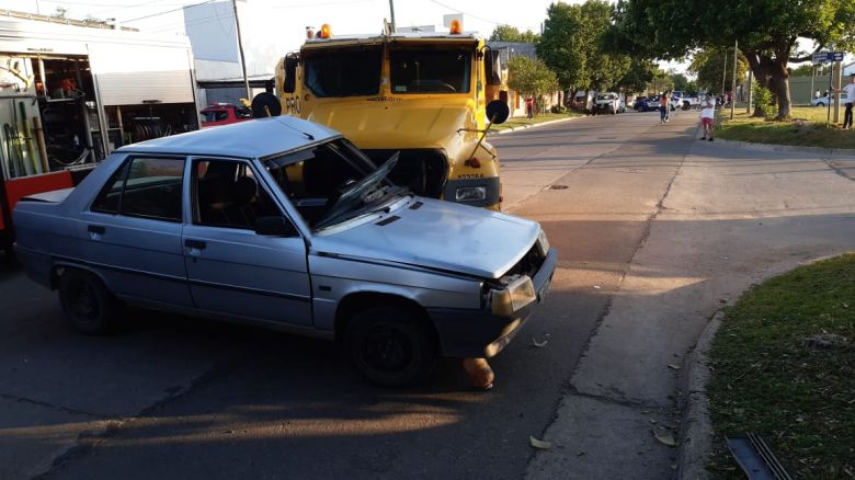 Violento choque entre un camión de caudales y un automóvil: dos heridos