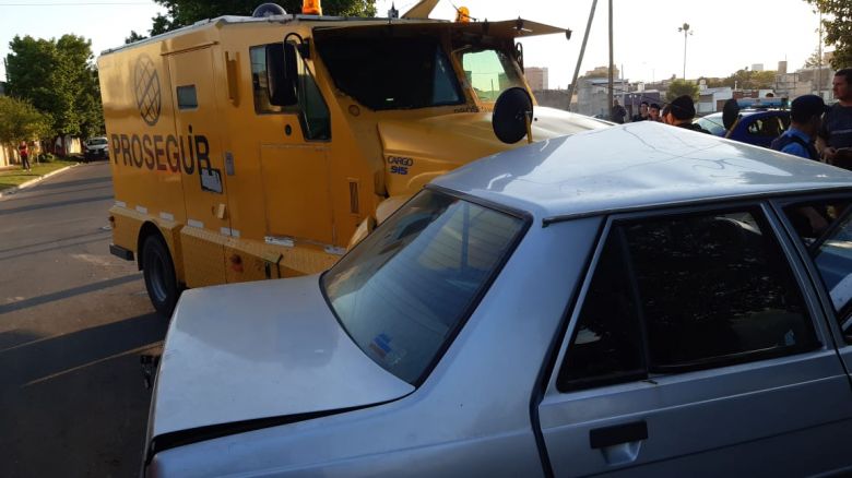 Violento choque entre un camión de caudales y un automóvil: dos heridos