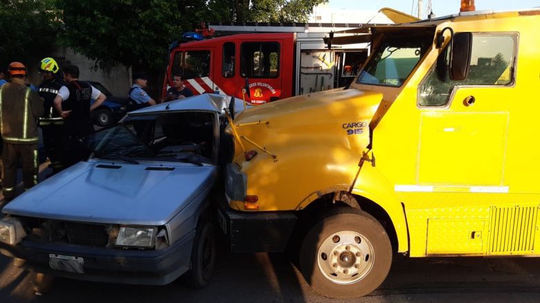 Violento choque entre un camión de caudales y un automóvil: dos heridos