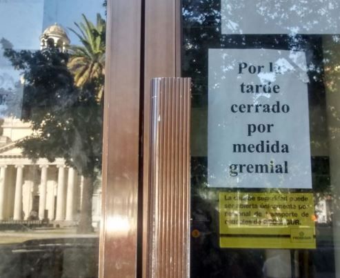 Sigue la protesta en el Correo y este martes tampoco hay atención al público