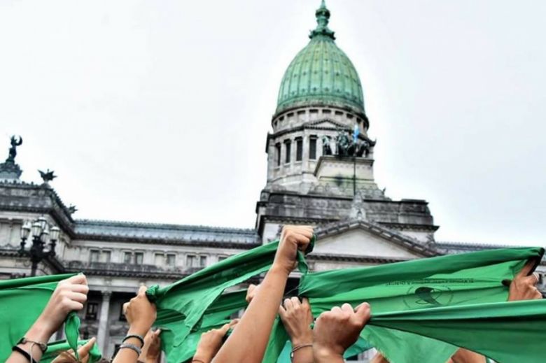 “Asesinas”, “feminazis”: Amnistía analizó la violencia online contra mujeres por el aborto legal