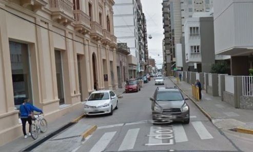 Una mujer fue atropellada por un utilitario en pleno centro 