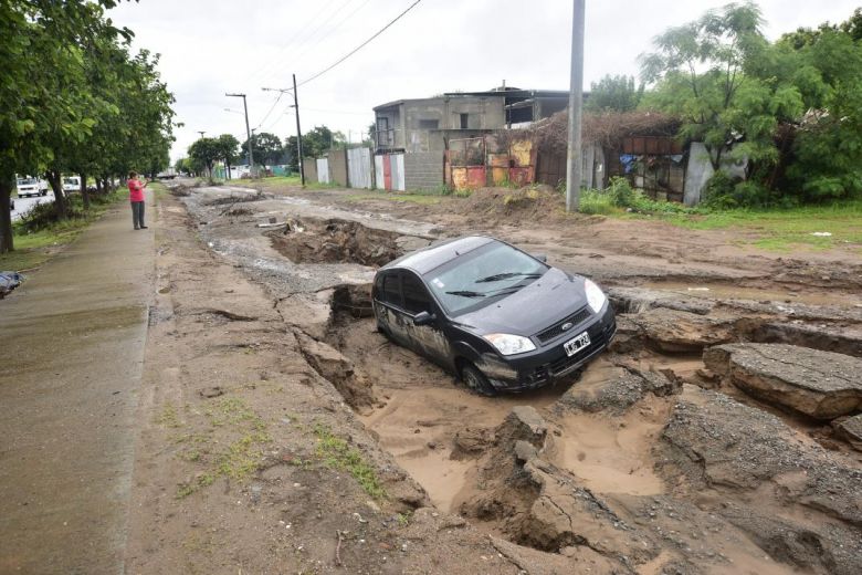 Una calle se hundió en medio del temporal en Córdoba y “se tragó” un auto: “Tuvimos suerte de salir con vida”