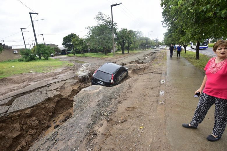 Una calle se hundió en medio del temporal en Córdoba y “se tragó” un auto: “Tuvimos suerte de salir con vida”