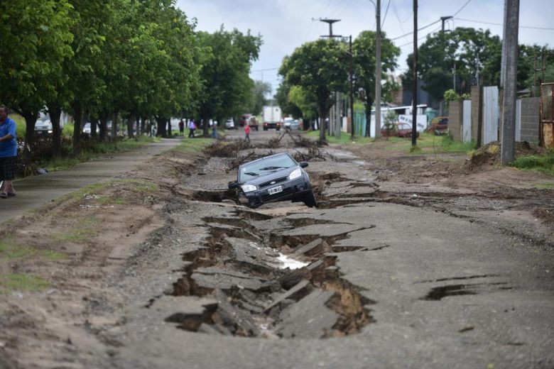 Una calle se hundió en medio del temporal en Córdoba y “se tragó” un auto: “Tuvimos suerte de salir con vida”