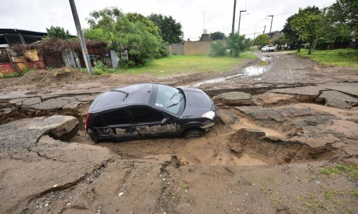 Una calle se hundió en medio del temporal en Córdoba y “se tragó” un auto: “Tuvimos suerte de salir con vida”