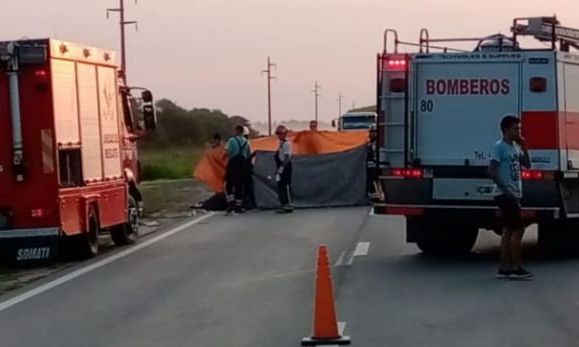 Un camión chocó con un carro y dos personas fallecieron 