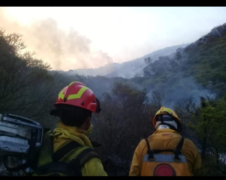 Bomberos de la región viajan a Salsacate para ayudar a combatir el fuego