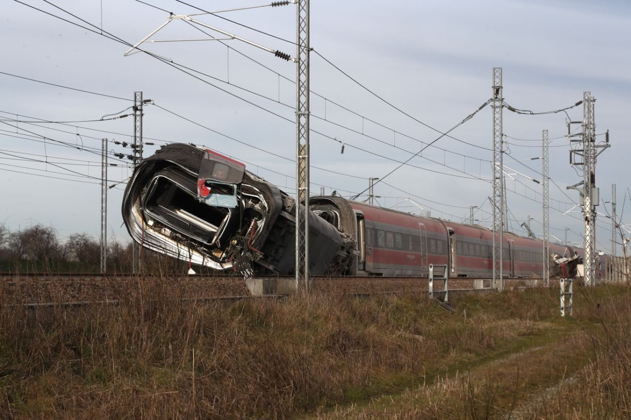 Dos muertos y una treintena de heridos al descarrilar un tren de alta velocidad en Italia