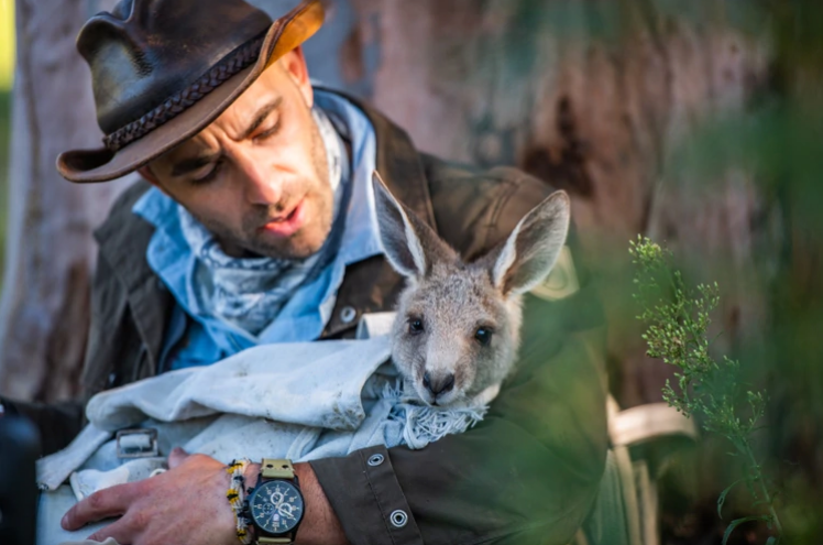 Se deja picar por los insectos más aterradores y es un éxito en Youtube: ¿quién es Coyote Peterson?