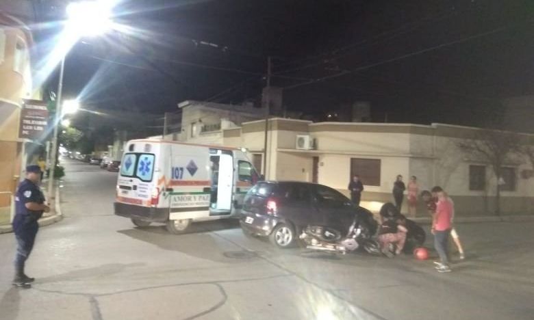 Violento choque deja como saldo un motociclista herido