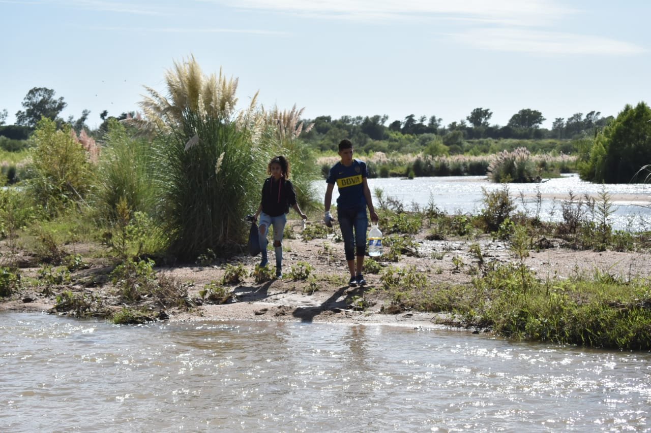 Aproximadamente 500 voluntarios participaron de una jornada de limpieza del río