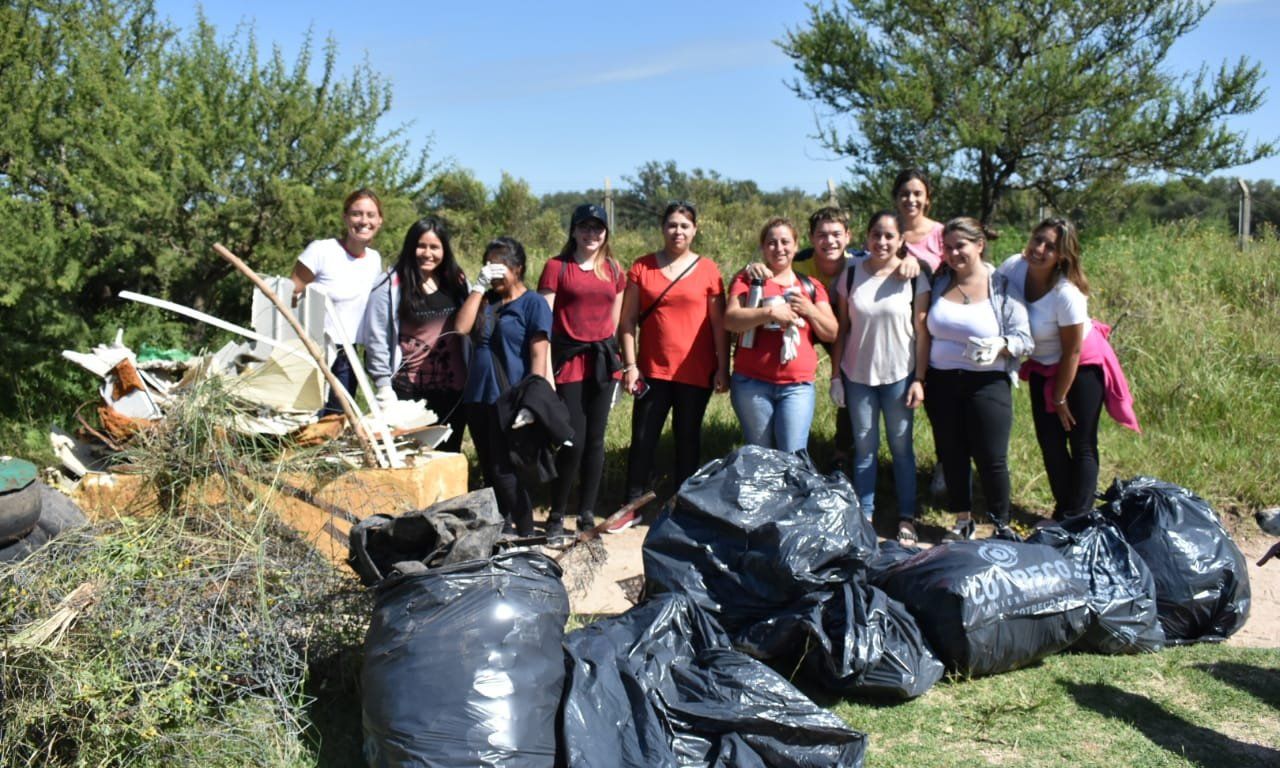 Aproximadamente 500 voluntarios participaron de una jornada de limpieza del río