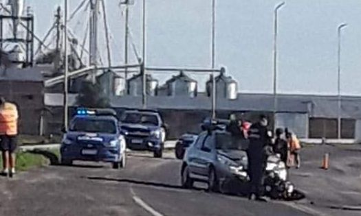 Grave accidente entre una motocicleta y un automóvil 