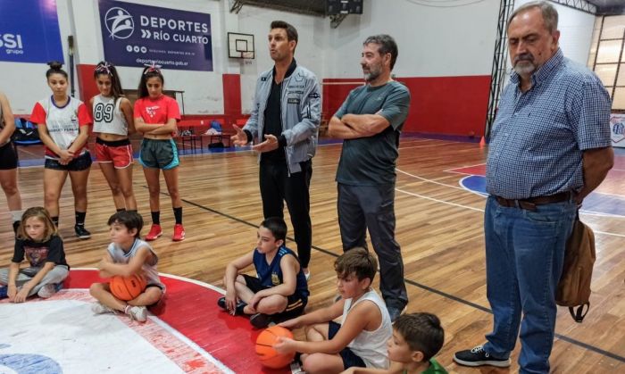 Entrega de materiales deportivos al Club Gorriones