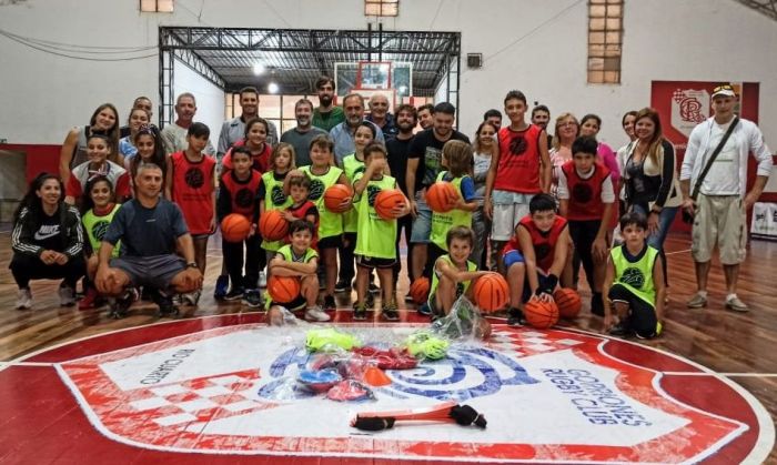 Entrega de materiales deportivos al Club Gorriones