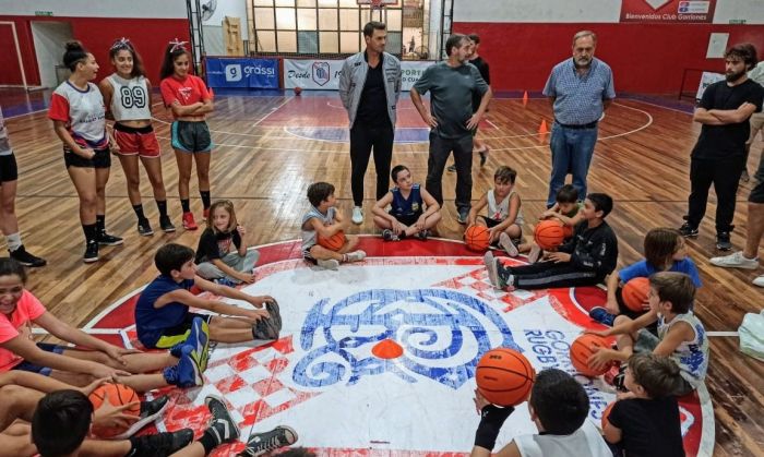 Entrega de materiales deportivos al Club Gorriones